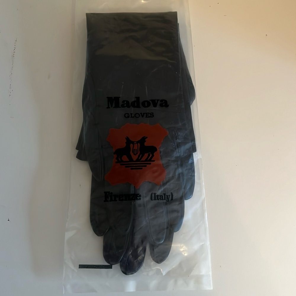 Vintage Madova Ladies long black leather gloves. LIKE NEW